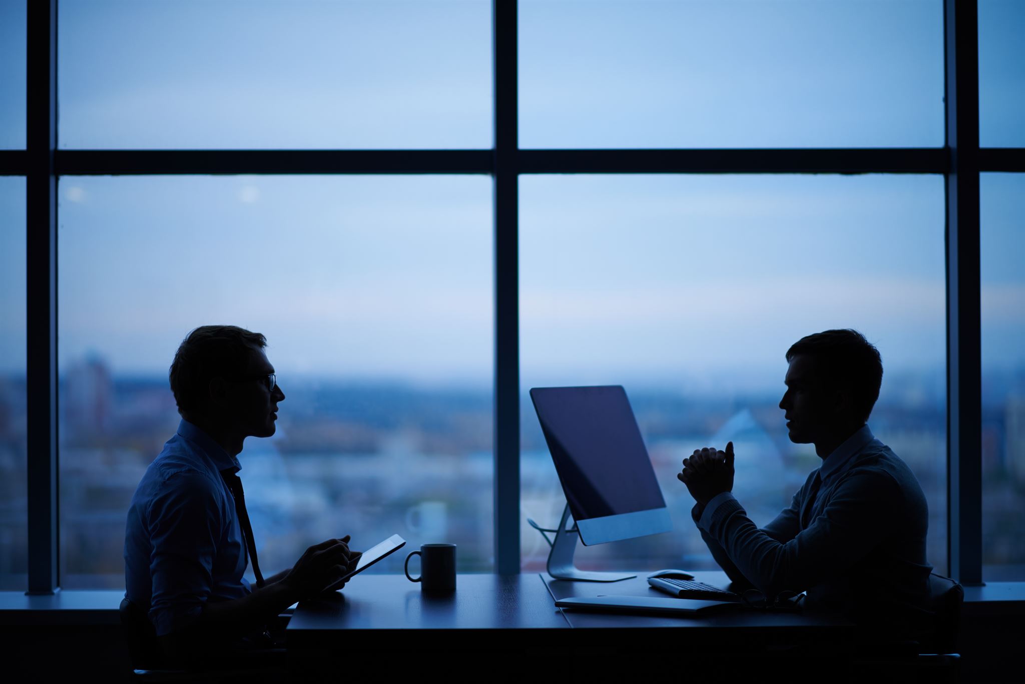 Zwei-Personen-im-Büro